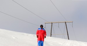Hættulega stutt upp í háspennulínur