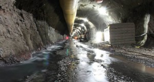 Nokkur tonn af bergi hrundu í Vaðlaheiðargöngum