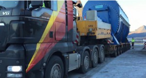 110 tonna ferlíki híft í land á Fáskrúðsfirði