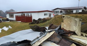 Miklar skemmdir er hluti þaksins fauk af í Vestmannaeyjum