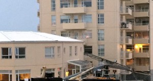 Byggingakrani valt í Ásholti í Reykjavík í dag