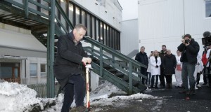 Fyrsta skóflustungan að húsnæði sem mun hýsa nýjan jáeindaskanna var tekin í dag