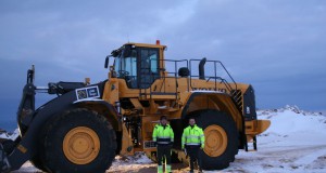 LNS Saga fær afhentar nýjar „stórar“ Volvo vinnuvélar á Húsavík
