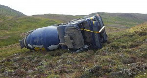 Steypubíll fór út af í Víkurskarði