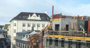 Krani féll á nýbyggingu og yfir á planið við Bæjarins bestu