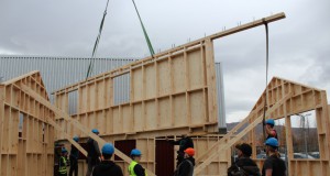 Liður í námi verðandi húsasmiða í VMA á Akureyri er að byggja sumarbústað frá grunni