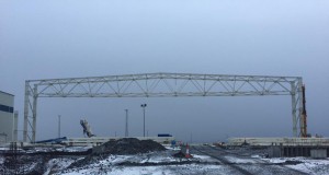 Fyrstu sperrur byrja að rísa á flugskýli Icelandair