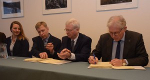 Skrifað undir samning um smíði nýs Herjólfs