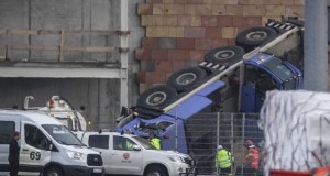 Stór krani valt við flugstöðina á Keflavíkurflugvelli