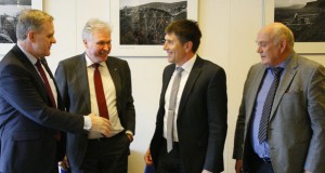 Skrifað undir samning um Dýrafjarðargöng