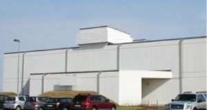 Breytingum innanhúss og þakendurnýjun á byggingu nr. 130, Keflavíkurflugvelli, lýkur í sumar