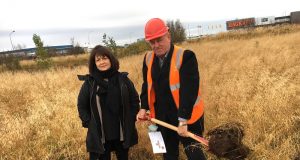 Fyrsta skóflustungan að nýju pósthúsi Póstsins við Larsenstræti 1 á Selfossi