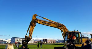 Skóflustunga að nýjum gervigrasvelli á Sauðárkróki
