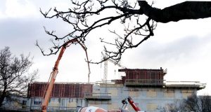 Framkvæmdir við byggingu sjúkrahótelsins hafa dregist verulega