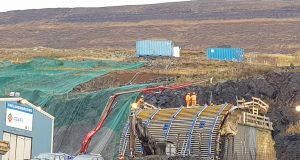 Unnið við enda vegskála Eyjarfjarðarmegin í Vaðlaheiðargöngum