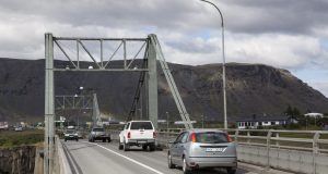 30.04.2019 Hringvegur (1) um Ölfusá – Sandblástur og málun grindar