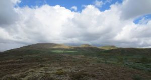 13.04.2021 Grafreitur Úlfarsfelli. Efnismóttaka, landmótun og frágangur