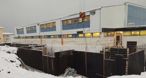 Nýja fimleikahúsið á Akranesi rís hægt og bítandi upp úr klöppinni