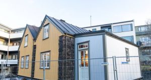 Endurbygging eina tvöfalda steinbæjarins í borginni á lokametrunum