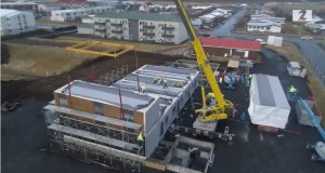 Fjögurra hæða blokk reist á hálfum mánuði