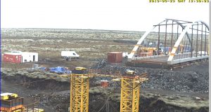 Brúarsmíði í beinni: Burðarvirki nýrrar brúar yfir Eldvatn dregið yfir ána