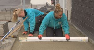 Aka á keilur þegar þeir sjá konur helluleggja