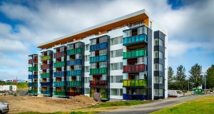 Slá af kröfum um 149 milljónir