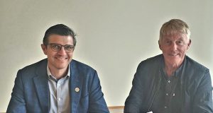 Bolungavík: Skrifað undir samning um stálþil