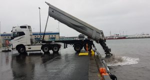 Efnisfylling við stálþilið á Miðbakka