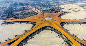 Stærsti flugvöllur í heimi opnaður í Kína