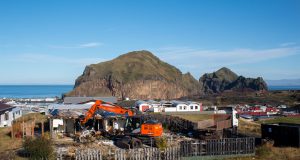 Byrjað að rífa húsið við Smáragötu í Vestmannaeyjum