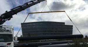 Hífa 16 metra langar pípur sem vega 2,9 tonn í Árbæ