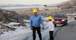 Kim fékk átta ára dreng til að hefja flugvallagerðina á Grænlandi