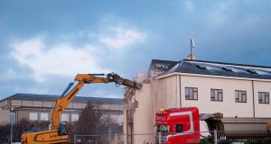 Niðurrif hafið við HÍ