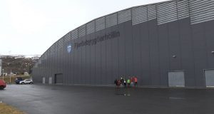 Tæring í þaki fótboltahallar á Reyðarfirði