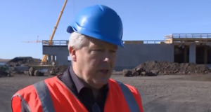 Sendur í leyfi á meðan 1,4 milljarða framúrkeyrsla er til skoðunar