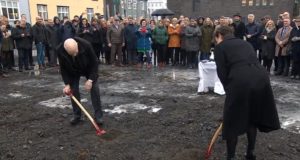 Tóku fyrstu skóflustungu að húsi á Alþingisreit