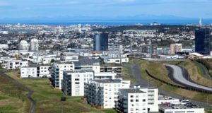 Íslensk kona brjáluð út í nágranna sína út af skjólvegg