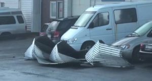 Þakplötur fjúka á bíla og ljósastaurar bogna í Reykjanesbæ