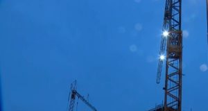 Berjast við fjúkandi þakplötur í Urriðaholt