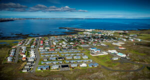 21.04.2021 Sveitarfélagið Vogar. ” Miðsvæði – Yfirborðsfrágangur Gangstéttar – Gangstígar – Kantsteinar – Þökulögn ”