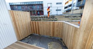 Borgin afléttir ekki kvöð um litla grasflöt og berjarunna þrátt fyrir mótmæli