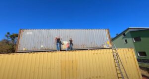 Reistu gámaeinbýlishús og sýna frá öllum framkvæmdunum í fimmtán mínútna myndbandi