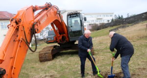 Fyrsta skóflustungan tekin að fjölbýlishúsum við Sólhlíð í Vestmannaeyjum