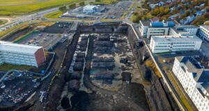 Tíðar ferðir steypubíla í grunninn