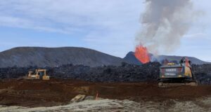 Stórvirkar vinnuvélar í kapphlaupi við náttúruöflin