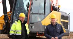 Bæjarstjóri tók fyrstu skóflustunguna að nýju Hlíðarhverfi í Grindavík