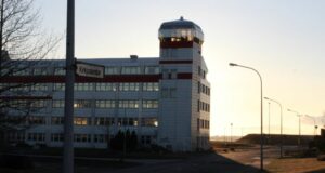 Niðurrif á húsi Íslandsbanka tefst fram á haust