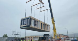 Tólf íbúða blokk reist á einum degi