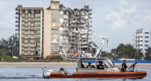 Niðurrifi fjölbýlishúss í Flórída flýtt